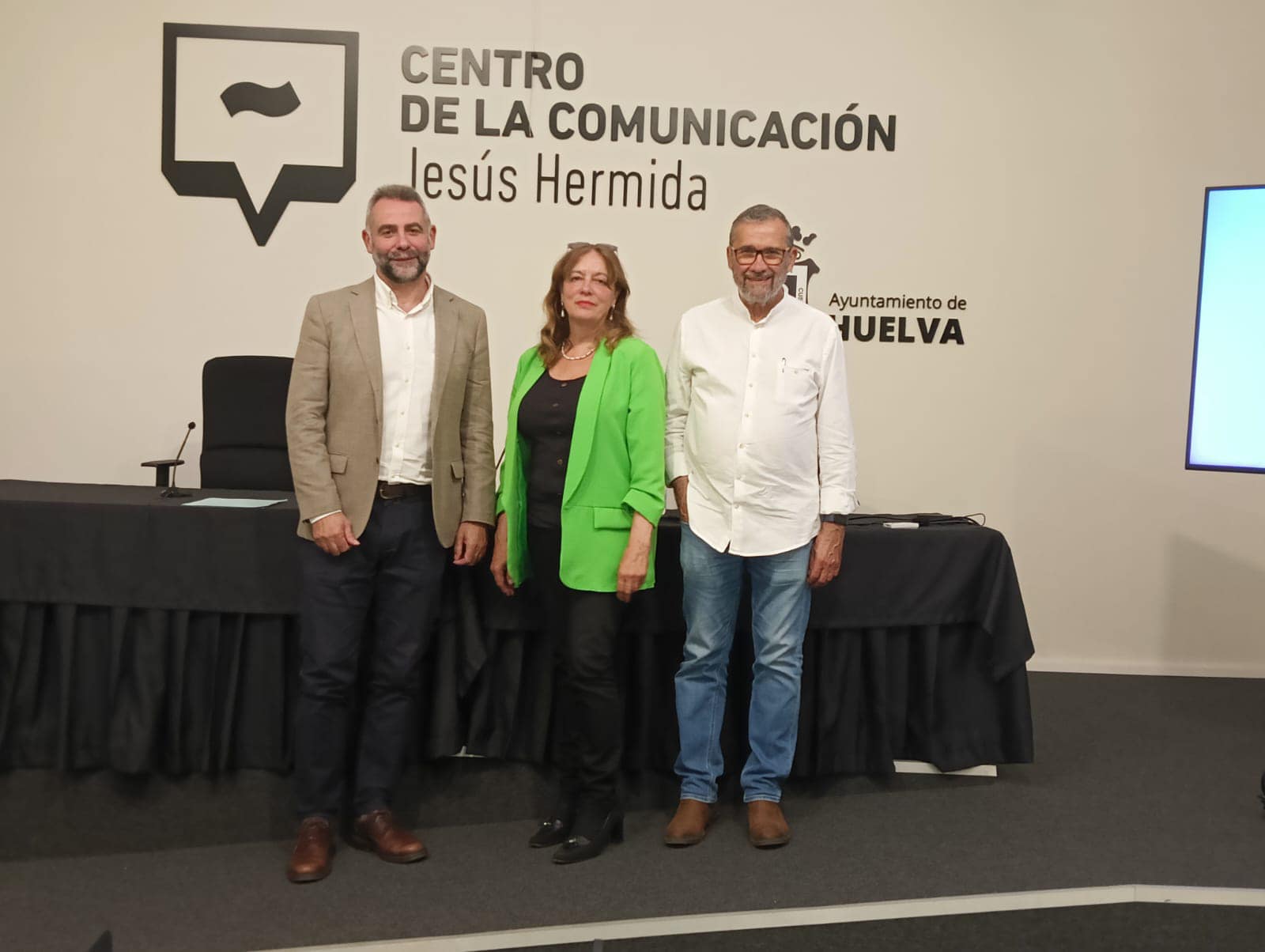 La presidenta de la Asociación de la Prensa de Huelva, Aurora Smet, junto a Terán y de Lara